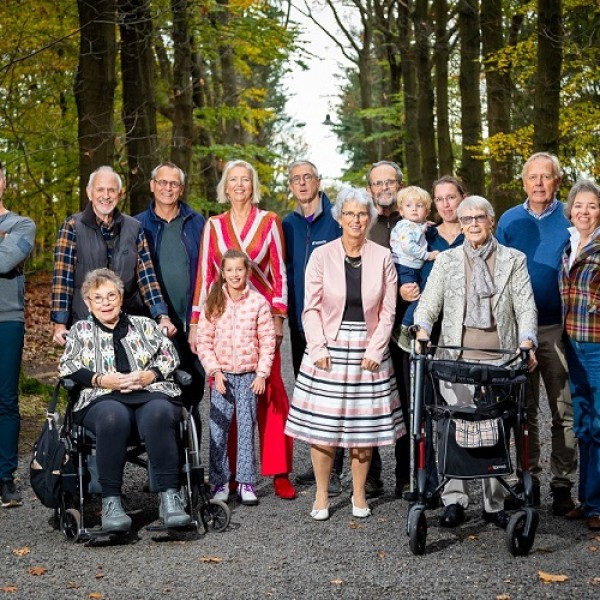 Groepsfoto patienten en naasten - copy socials 2.jpg