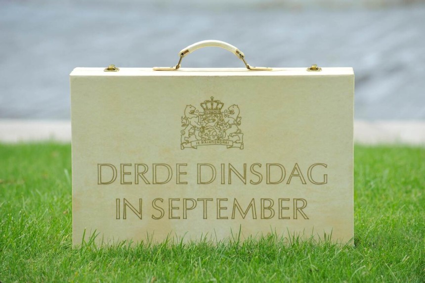 Een close-up van het koffertje van Prinsjesdag in het gras.